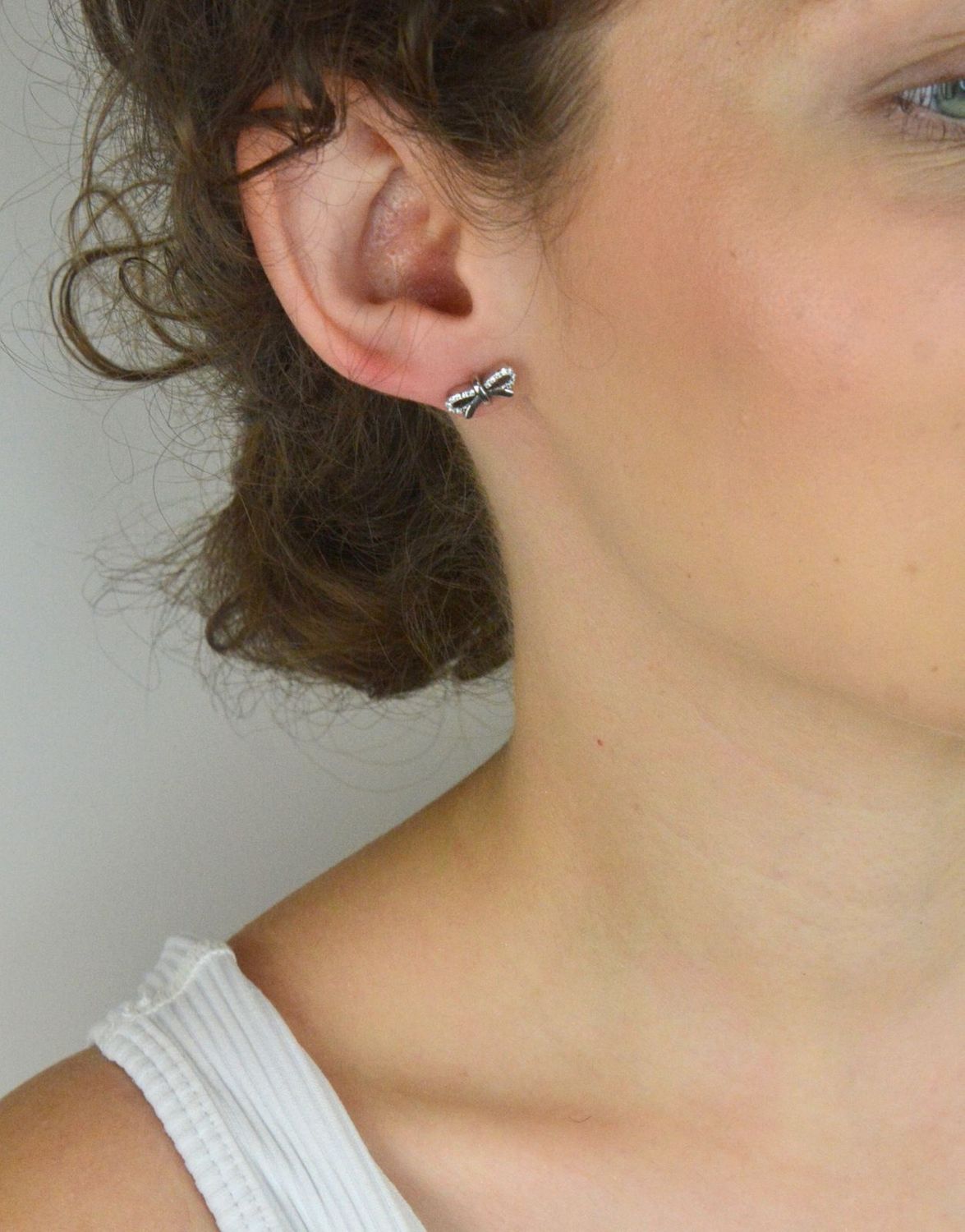 Kolczyki srebrne kokardki z cyrkoniami.jpg